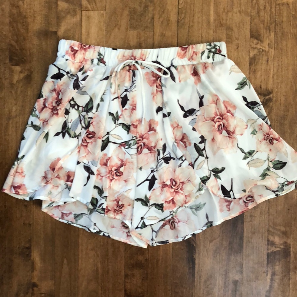 NWT White Peach Floral Plus Size Shorts